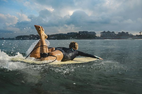 Quels sont les meilleurs spots pour faire du surf à Hawaï : plages et saisons recommandées ?